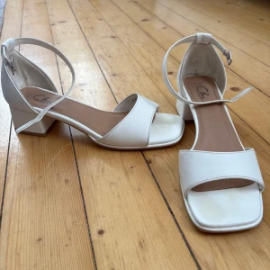 Vita klackar - Säljer nu mina fina balskor så endast använda en gång. Finns några skavanker som lite rivmärken och lite gult under tårna men absolut inget som märks när man bär dom! Nypris 400kr✨