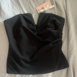 Svart korsettopp med dragkedja - Säljer en svart korsettopp med snygg guldfärgad dragkedja framtill. Prislapp kvar. Nypris 450💕