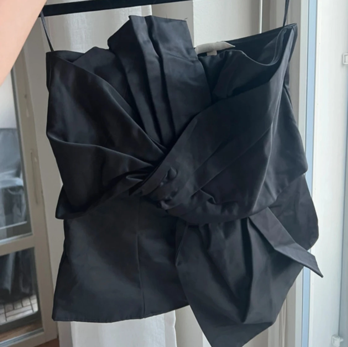 Svart asymmetrisk tubtopp med rosett