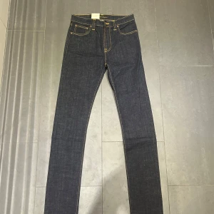 Nudie jeans med prislapp - Nudie jeans - Storlek 28/32 - skick 10/10 - modell: High Kai - Nypris 1599 - mitt pris 549 - Priset kan diskuteras vid snabb affär