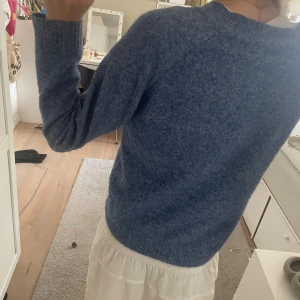 Vero Moda stickad tröja  - Mysig blå stickad tröja med rund halsringning och långa ärmar. Tröjan har en klassisk passform och i storlek s. Enkel och stilren design som passar till mycket, helt nyskick och använd fåtal gånger!💙