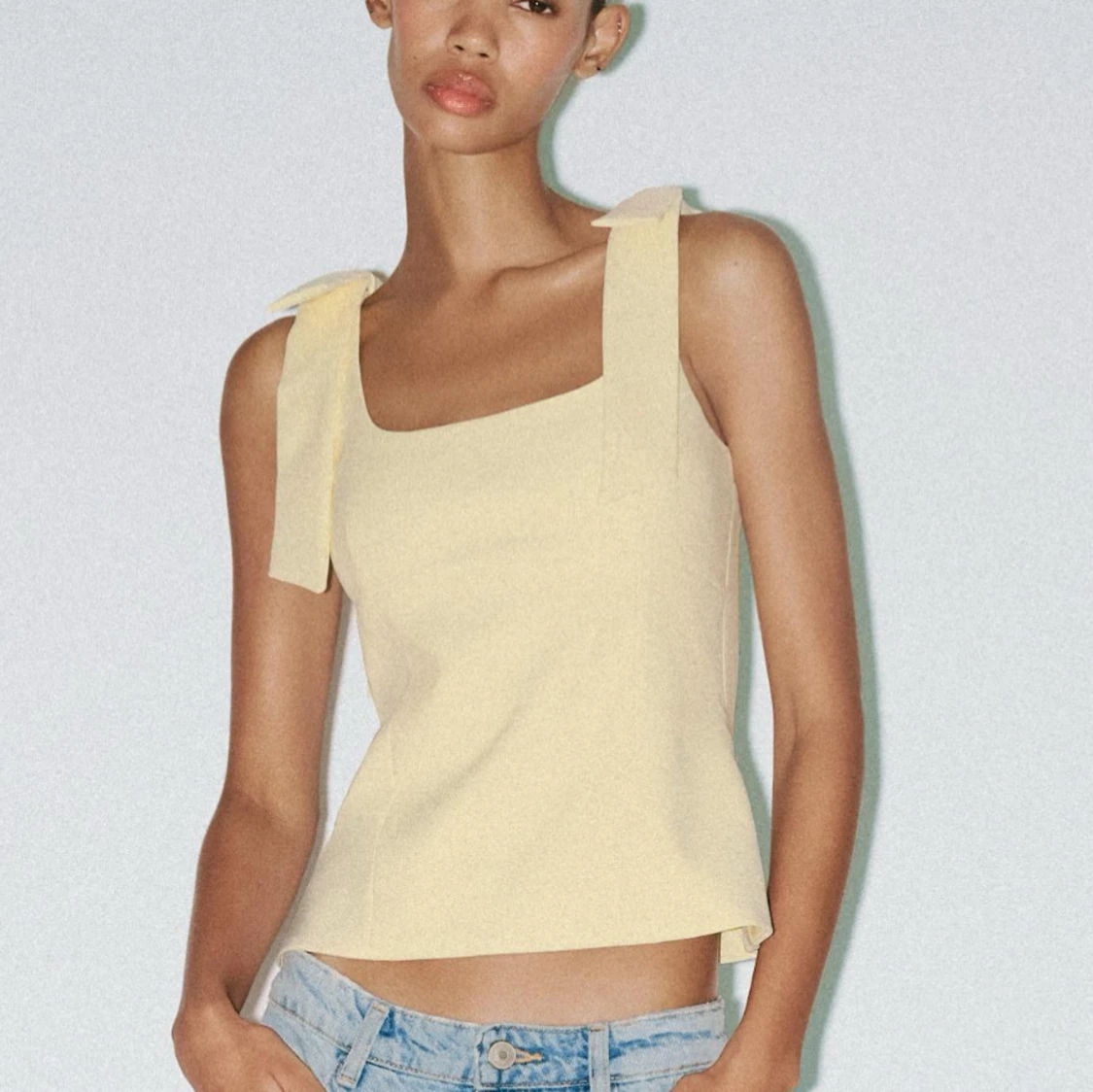 Ljusgul topp med rosetter på axelbanden - 3