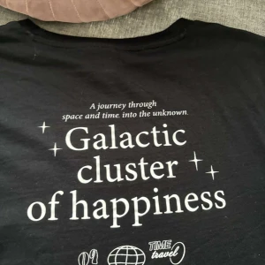 Svart t-shirt med rymdtryck från Divided - säljer eftersom den inte passar längre.