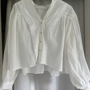 Vit blus  - Söt blus från zara. Aldrig använd, prislapp kvar! 