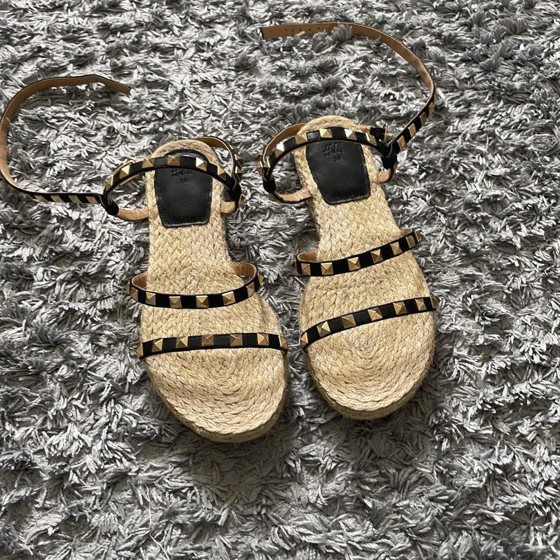 Beiga sandaler med nitar och svarta remmar