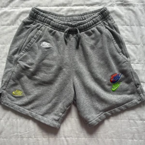 Nike shorts - Säljer mina nike shorts då dem blivit för små! | Storlek XS. | Nypris cirka 500kr. | Fint skick. | Släng iväg en signal vid funderingar så svarar jag snabbt. |
