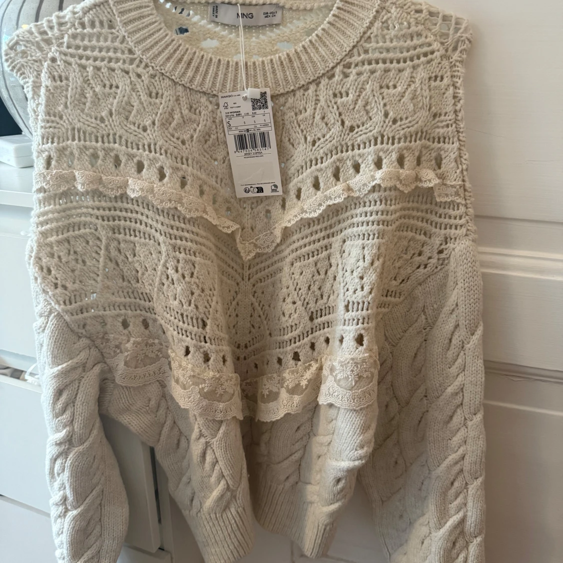 Vit stickad tröja med spetsdetaljer från Mango - 1