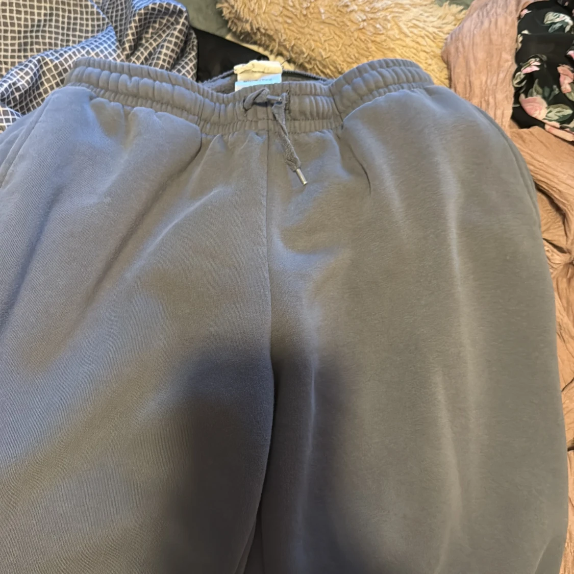 Grå mjukisbyxor från Gina Tricot - 3