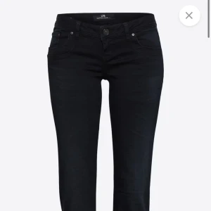 LTB bootcut jeans  - Säljer mina svarta jeans med. Jeansen är low waist, säljer där av att jag aldrig andvänt dem. Nygligen köpta. Köptes för 799kr på aboutyou, pris kan diskuteras 💕💕skriv för bilder med jeansen på.  Jag är 165cm lång och dem slutar perfekt under hälen, alltså dem ”släpar” lite grann. Fraktar samma dag om jag är hemma