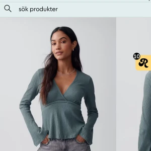 Grön långärmad omlottopp - Grön blus med Knut Ibak från Gina. Använd endast en gång, helt som ny. Köpt för 299kr