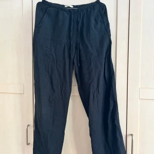Svarta raka linnebyxor  - Svarta linnebyxor från Gina Tricot i storlek XS. Byxorna har knytning i midjan samt raka ben. Perfekta för varma dagar tack vare det tunna linnematerialet. Två sidofickor och enkel, stilren design.