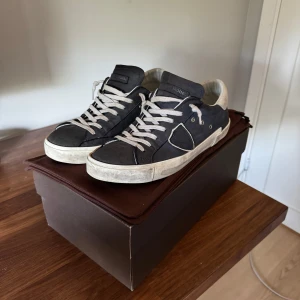 Blåa Philippe model storlek 42 - Mörk blå Storlek 42, köpta från Miinto. Aningen smutsiga och slitna, annars inga större defekter. Bara att höra av dig om du har några frågor! 