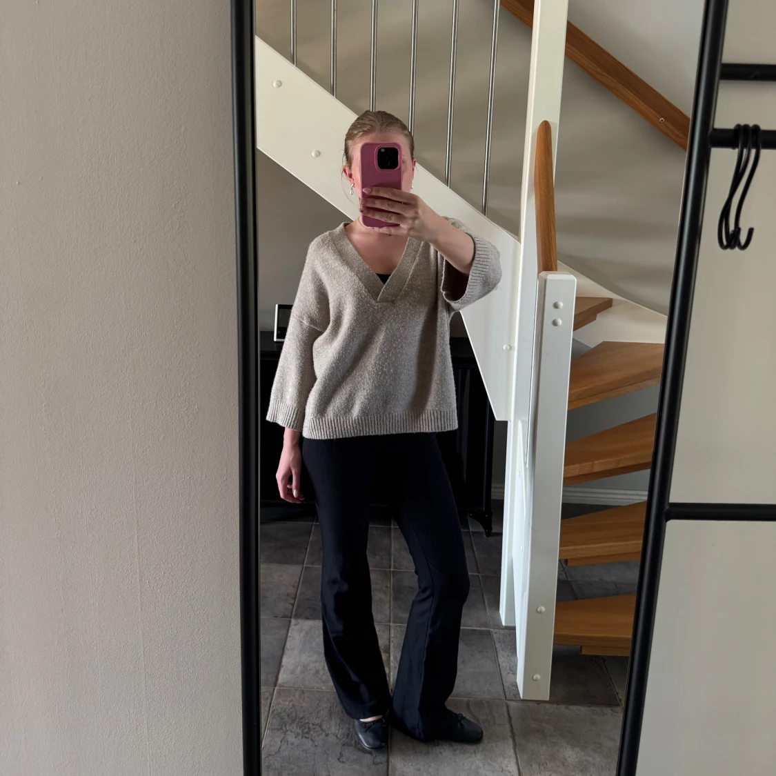 Beige stickad tröja med v-ringning - 1