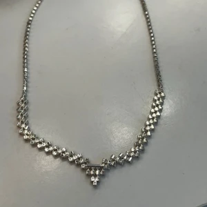 Snyggt silver halsband  - Halsband i silver