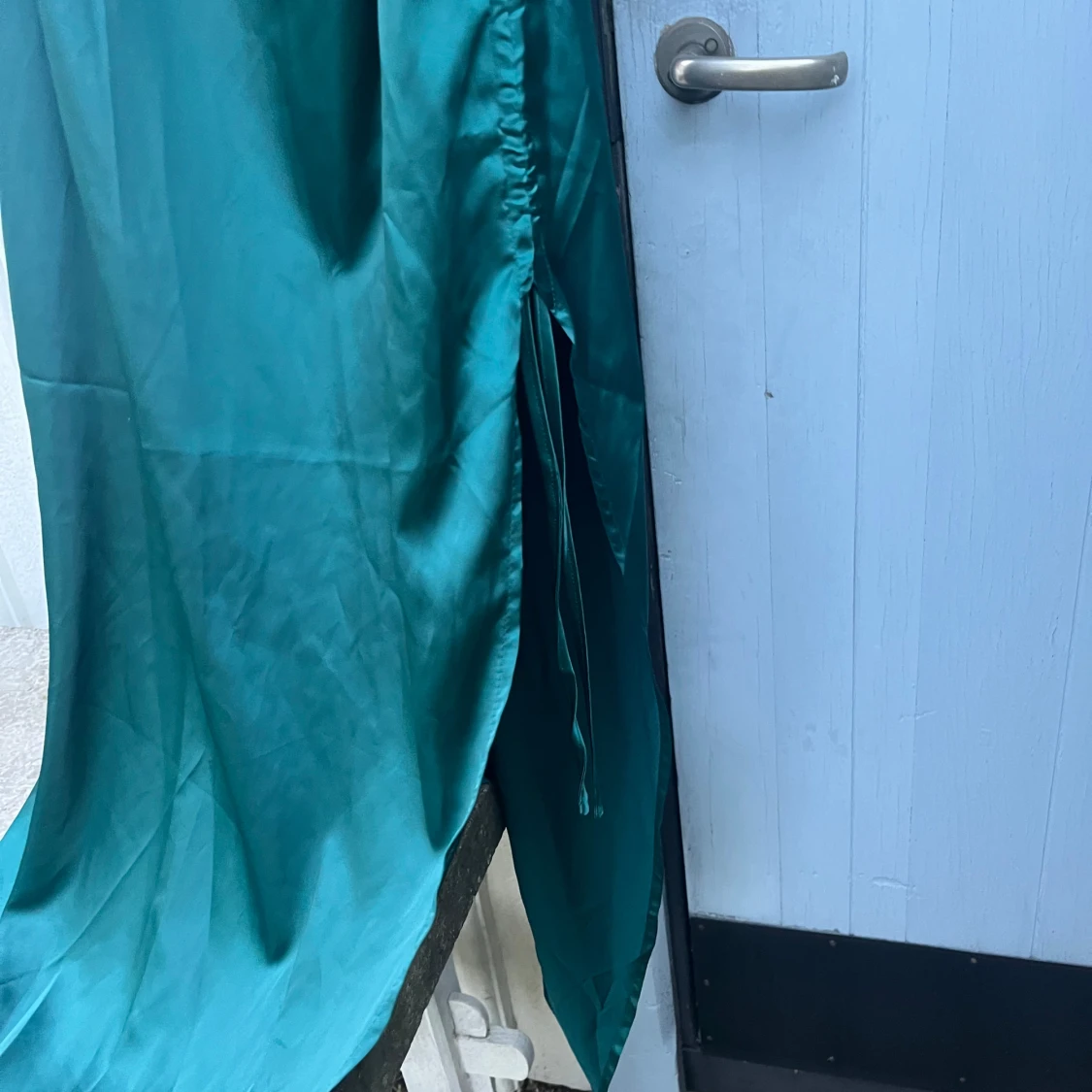 Grön långklänning med slits och smala axelband - 2