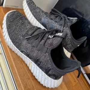 Adidas sneakers  - Snygga skor i fint skick, storlek 46. Finns någon liten gul fläck på det vita, se bild. Går säkert att få bort. Annars i superfint skick! 