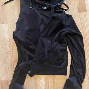 Kofta från Ginatricot  - Super söt svart kofta från Ginatricot i xxs. Säljer pgå att den inte kommer till användning. ALLA KLÄDER TVÄTTAS INNAN SKICKNING!!