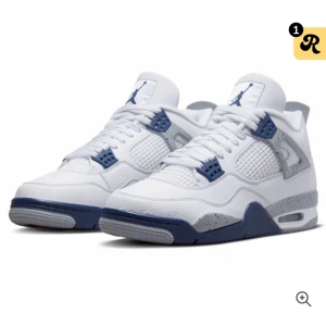 SÖKERRRRRR!!!!! - Säljer två olika Air Jordan 4 Retro sneakers – en i vitt med blå och grå detaljer, och en i vitt med lila detaljer. Klassisk siluett med meshpaneler, snörning och synlig Air-sula. Perfekta för dig som vill sticka ut med stilrena och sportiga sneakers.