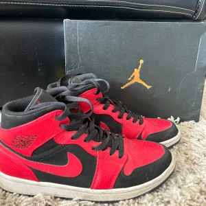 Nike Air Jordan 1 Mid röd och svart - Säljer ett par Nike Air Jordan 1 Mid, knappt använda i storlek 42. Bud accepteras 😊