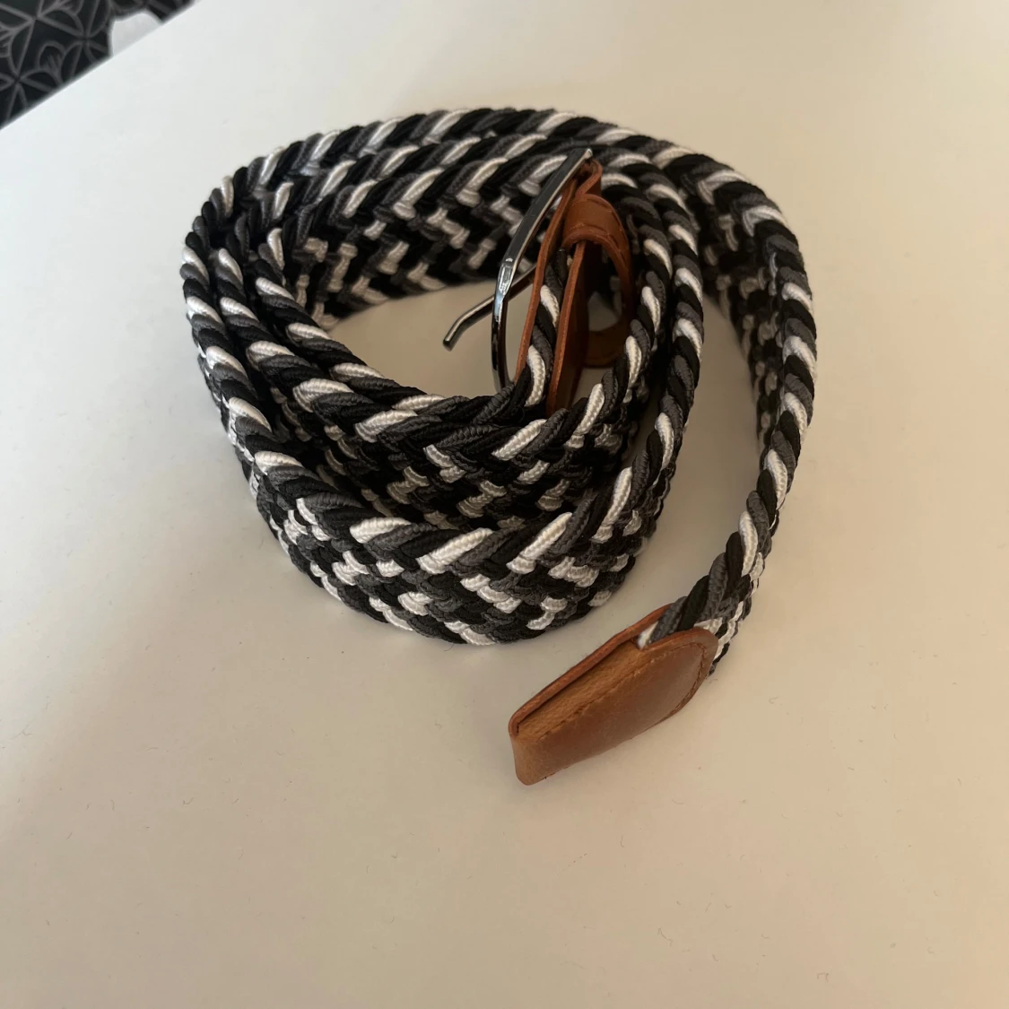 Svart och vit flätat bälte med läderdetaljer - 1