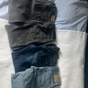 Fyra par Jeans två weekday och två replay Anbas alla med olika tvättar  - Säljer fyra par jeans i olika färger: två par svarta, ett par mörkblå och  ett par ljusblå.Jeansen är i bra skick Alla jeans för 600 och styck 100 for weekday och 250 för replay