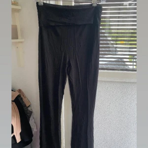 Yoga pants  - Säljer ett par svarta yoga pants i storlek M från lager 157, dem är använda en gång! Lite skrynkliga då dem legat i garderoben, säljer dem för 80kr + frakt! 