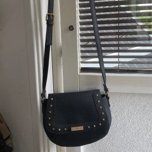 Svart väska  - Säljer en väska från COSMOPOLITAN, mycket bra skick, inte använd många gånger så skulle säga att den typ är som ny! Säljer den för 100kr + frakt! 