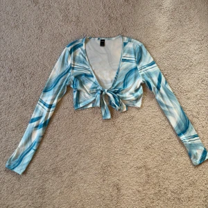 Blå topp / bolero med knytning  - En blå topp / bolero i storlek S. Aldrig använd. Går att bära för sig eller över något som en bolero, eller över bikinin. Supersnygg men kommer tyvärr inte till användning. ❤️