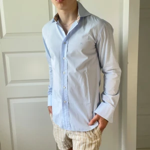 Burberry skjorta - Extremt fint material, känns väldigt lyxig och elegant därav priset tillskilland från mina andra Burberry items. Inga stora defekter. Pytte liten på ärmen med ena knappen kan visa bild privat. Kom med frågor!! Modellen är 180, 75 kg. 🏆