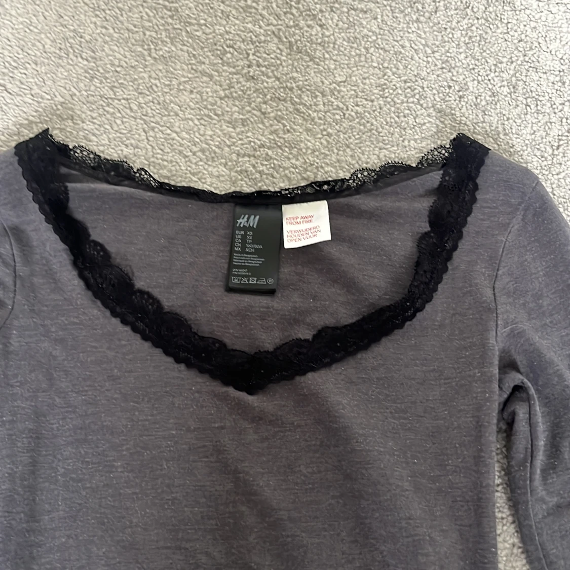 Mörkgrå långärmad topp med spets från H&M - 1