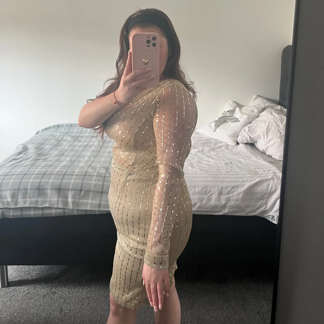 Guldig glittrig one shoulder klänning - 2