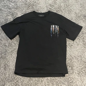 Amiri T-shirt  - Tjena, säljer en sjukt fet amiri t-shirt i storlek M. Den är i bra skick bara använd 1 gång. Perfekt nu till sommaren, priset kan gå ner vid snabb affär!
