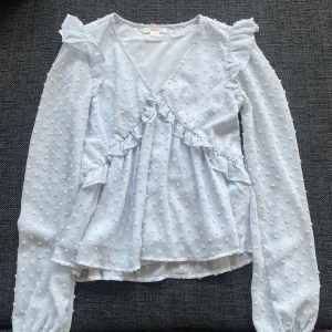 Super söt blus  - Jag säljer denna jätte fina ljusblåa blusen från Gina Young i storlek 158/164. Den är v ringad och har volanger och även prickar,