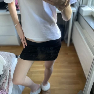 Svart minikjol - Enkel och stilren svart minikjol med tight passform. Kjolen har en slät yta och är perfekt för dig som gillar minimalistisk stil. Passar till många olika outfits och är lätt att matcha med olika toppar. Nästan nyskick!😁