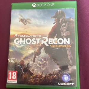 Tom Clancy's Ghost Recon Wildlands - Ett actionfyllt spel för Xbox One där du tar rollen som en soldat i en öppen värld. Utforska, samarbeta och ta dig an farliga uppdrag i en vild och spännande miljö. Perfekt för dig som gillar äventyr och taktik!