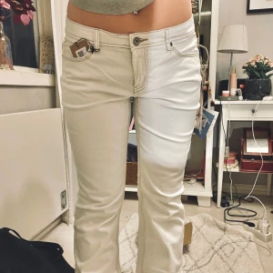 Lågmidjade jeans✨ - Vita snygga low waist jeans😍✨ jättefint skick, aldrig använda men köpt på Sellpy! De är i strl M men jag har S-M och de sitter lite lösare men fortfarande snyggt!               Midjemått: 43 cm rakt över,          Innerbenslängd: 79 cm.                                                