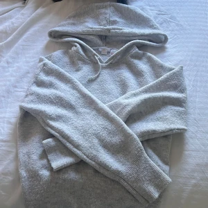 Ljusgrå hoodie från Gina Tricot - Mysig ljusgrå hoodie från Gina Tricot med huva och ribbade muddar. Köptes nyss💕💕 säljer då jag kände att den inte passa mig💕köptes för 300 säljer för 200💕pris kan sänkas vid snabb affär💕💕