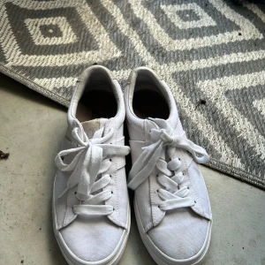 Vita sneakers från Polo Ralph Lauren - Säljer ett par klassiska vita sneakers från Polo Ralph Lauren med snörning och rund tå. 