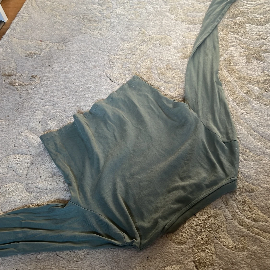 Sage green croppad långärmad topp från H&M - 4