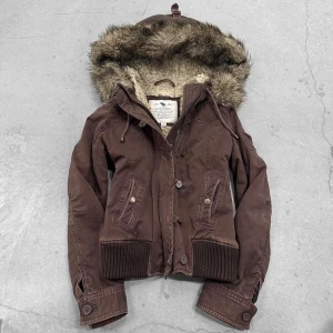 DEADSTOCK vintage Abercrombie and fitch jacka  - Pälsjacka från Abercrombie, super rare, RIMLIGA PRISFÖRSLAG! Jag har inte bråttom med att sälja den då jag älskar den supermkt men har bytt stil 