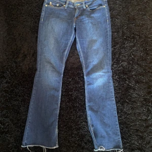 Levis jeans!! - Aaaaassnygga levis jeans, de är superlow waist !De är även bootcut/utsvängda😉😉 Säljer då dem ej kommer till användning längre