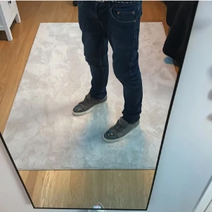 Levi’s jeans  - Snygga Levi’s 512 jeans i storleken 16a (176cm) använda sparsamt det ända är att man klippt bort lappen bak av misstag vilket ändå inte påverkar jeansen särskilt mycket men därav priset. Annars inga defekter. Tveka inte att fråga👍🏻🙌🏻🙃