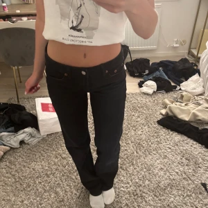 Svarta straight jeans  - Säljer mina svarta straight/baggy jeans från Zara då de inte kommer till användning. Endast testade så i nyskick. I storlek 34💕🩷