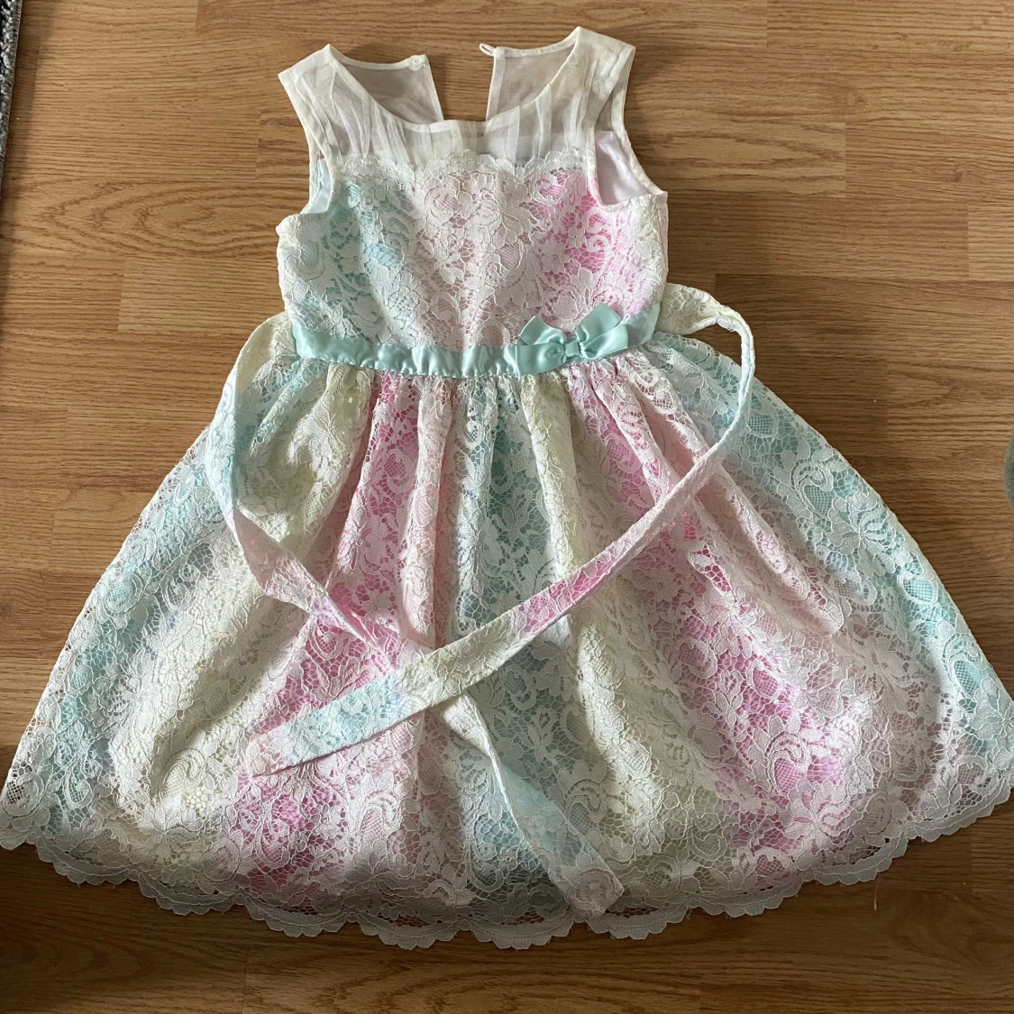 Pastellfärgad spetsklänning från Jona Michelle