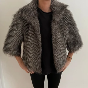 Kortärmad päls - Såååå snygg pälsjacka med kortare ärmar i najs mönster, passar så bra för utgång men även med stickad tröja under till skolan!!! 