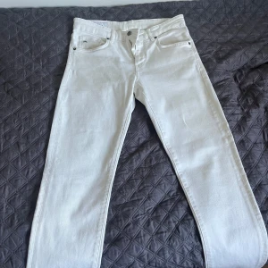 Vita jeans från J.Lindeberg - HADE INTE NÅN GÅNG PÅ MIG Säljer ett par stilrena vita jeans från J.Lindeberg.Klassisk femficksmodell med raka ben och silverfärgade detaljer. Perfekta för dig som vill ha en fräsch och clean look. Märkeslogga på fickan framtill.