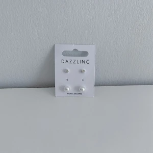 2-Pack örhängen - 2-Pack helt nya örhängen som är nickel secured från DAZZLING! Köptes för 69kr! FÖRST TILL KVARN!