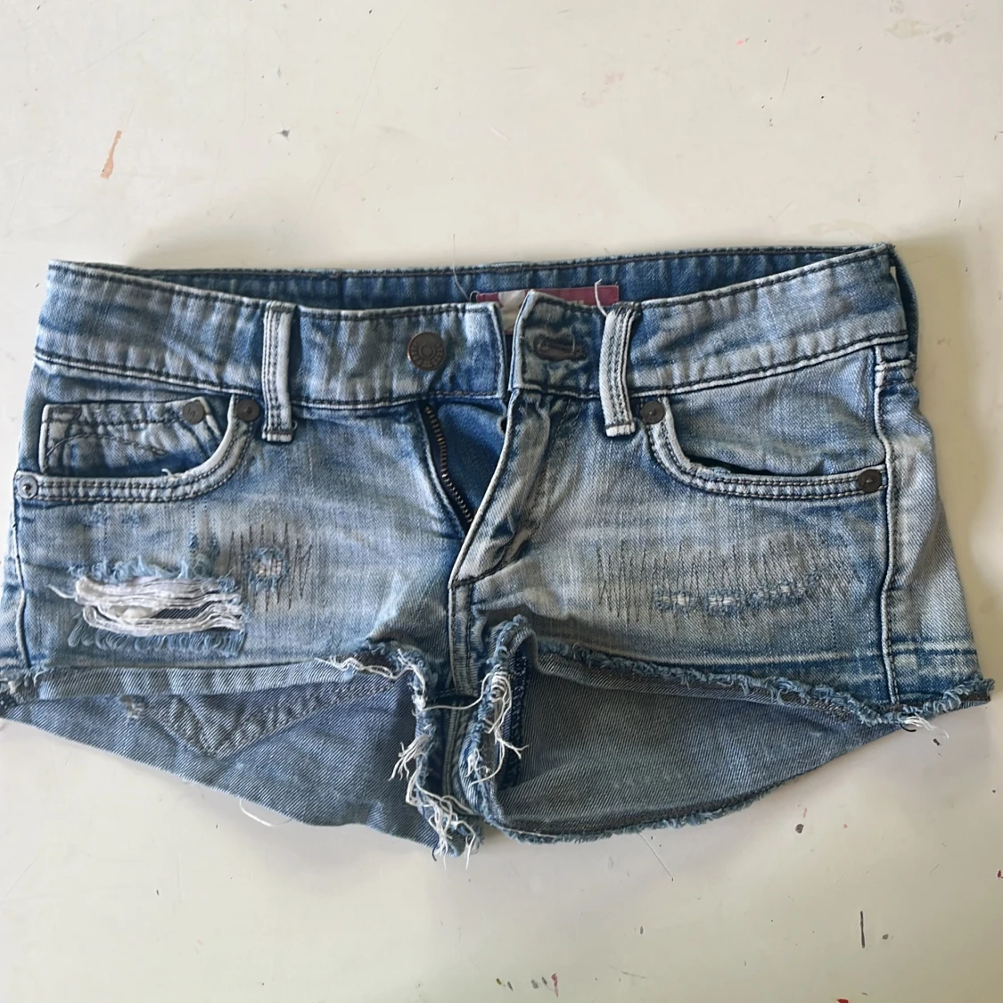 Shorts med slitningar