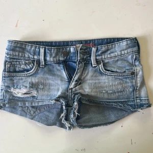 Shorts med slitningar - Lågmidjade jeansshorts, köpta på plick 🩷🩷🩷