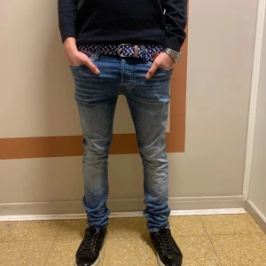 Jack & Jones jeans  - Säljer dessa asfeta ljusblåa Jack & Jones jeansen med skön wash. Modellen är Slim/Glenn och storleken är 30/32. Modellen på bilden är 178cm lång och väger 59kg. Nypris 699kr. Vid minsta fråga är det bara att skriva!